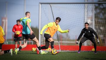 14-02-25. IMAGEN DEL ENTRENAMIENTO DEL SPORTING EN MAREO, CON NACHO MÉNDEZ Y DUBASIN DISPUTANDO EL BALÓN.