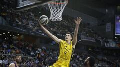 Nicol&aacute;s Brussino anota ante Adam Hanga durante las semifinales de la Copa entre el Barcelona y el Iberostar Tenerife.