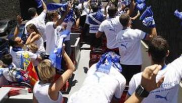 <strong>RECIBIMIENTO.</strong> La afición del Tenerife recibió a sus ídolos.