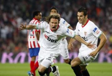 La final se jugó a partido único, en el estadio Camp Nou el día 19 de mayo de 2010. El Sevilla se consagró ganando por 2 goles a 0 y logró su quinta Copa del Rey. En la imagen Diego Capel autor del primer gol del Sevilla.
