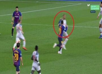 El jugador argentino del Barcelona parece que choca y golpea en la cara al jugador del Liverpool Fabinho antes de que el ¨¢rbitro pitara la falta que dio el tercer gol.