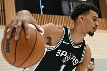 Victor Wembanyama ganó más de 10 kilos de peso respecto al año pasado y aseguró que este verano se enfocó en “ganar fuerza y abdominales” para ser más competitivo en la nueva temporada de la NBA. Impresionó a todos durante el Media Day del equipo texano, previo al 'Wemby' arranca la 2024-25 pesando casi 106 kilos.