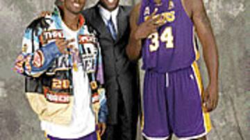 <B>LEYENDA VIVA.</B> Magic Johnson celebra con Bryant y ONeal lo que nunca pudo lograr, tres títulos seguidos.