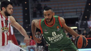 OLY01 PIREO (GRECIA), 20/01/2017.- El alero griego Kostas Papanikolau (i) del Olympiacos lucha por el balón contra el alero húngaro Adam Hanga (d) del Saski Baskonia Chase Budinger (i) durante un partido de la Euroliga entre el Saski Baskonia y el Olympiacos disputado en el SEF en pireo, Grecia, hoy 20 de enero de 2017. EFE/Panagiotis Moschandreou