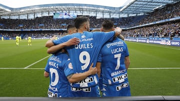 Soriano y Lucas Pérez abrazan a Quiles tras su gol al Ceuta.