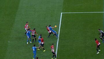 Fallo clamoroso del VAR: el claro penalti que no señaló en el 94'