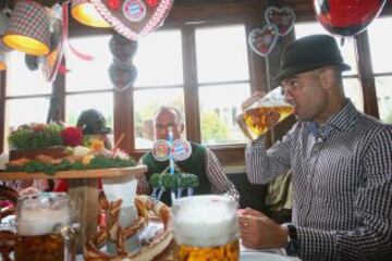 Pep Guardiola disfruta de su cerveza.