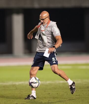 Luis de la Fuente presente y activo durante la sesión.