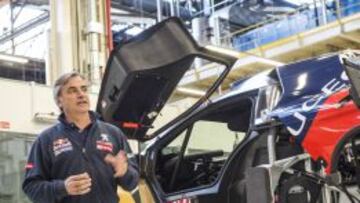 Carlos Sainz en la fabrica de Peugeot.