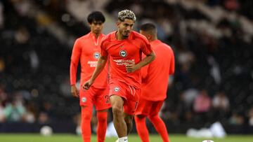 LONDON, ENGLAND - AUGUST 30: Steven Alzate of Brighton and Hove Albion warms up ahead of the Premier League match between Fulham FC and Brighton & Hove Albion at Craven Cottage on August 30, 2022 in London, England. (Photo by Chloe Knott - Danehouse/Getty Images)