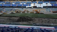 El interior del estadio del Real Madrid presenta durante estos días un aspecto muy diferente. Escombros y maquinaria son los protagonistas ahora sobre el césped del Bernabéu. El levantamiento del césped es ya casi total y en su lugar están los restos que dejan las máquinas en el proceso de remodelación.