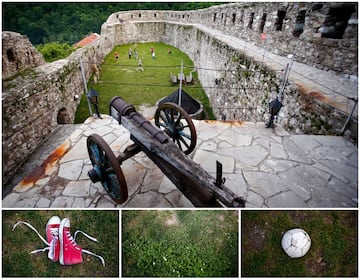 Incluso entre ruinas de una fortaleza del siglo XIV en Bosnia se puede practicar el fútbol.