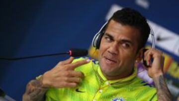 El jugador de Brasil Daniel Alves habla durante conferencia de prensa hoy, lunes 9 de junio de 2014, en el hotel de concentraci&oacute;n de Brasil, en la ciudad de Teres&oacute;polis. 