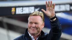 Ronald Koeman, ex entrenador del FC Barcelona, saluda antes de un partido.