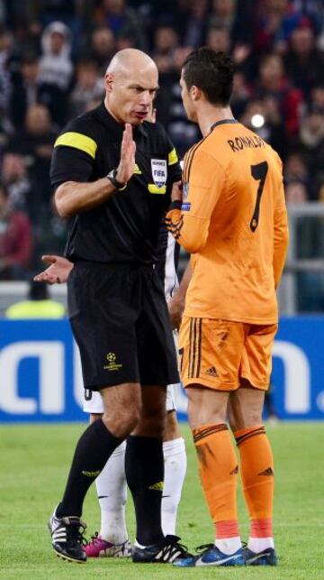 Cristiano Ronaldo le protesta una decisión a Howard Webb.