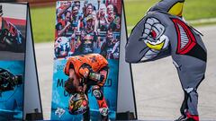 La alegría de ‘El Tiburón de Mazarrón’ tras proclamarse campeón de Moto2