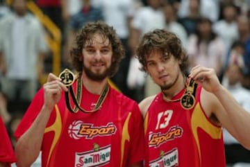 Los hermanos Gasol ganaron en título mundial con larga melena y Pau con barba densa y Marc con perilla.