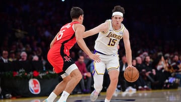 Austin Reaves, defendido por Reed Sheppard durante el Lakers-Rockets de la jornada de Navidad en la NBA.