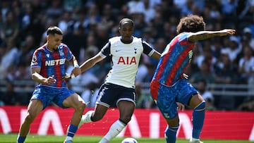 Tottenham Hotspur's French striker #11 Mathys Tel (C) runs at the Palace defence during the English Premier League football match between Tottenham Hotspur and Crystal Palace at the Tottenham Hotspur Stadium in London, on May 11, 2025. (Photo by Ben STANSALL / AFP) / RESTRICTED TO EDITORIAL USE. No use with unauthorized audio, video, data, fixture lists, club/league logos or 'live' services. Online in-match use limited to 120 images. An additional 40 images may be used in extra time. No video emulation. Social media in-match use limited to 120 images. An additional 40 images may be used in extra time. No use in betting publications, games or single club/league/player publications. /