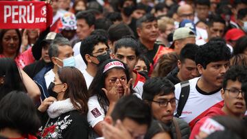 AME6416. LIMA (PERÚ), 13/06/2022.- Hinchas peruanos lamentan hoy la eliminación de su seleccionado del Mundial de Catar 2022, en Lima (Perú). Perú quedó eliminada este lunes del Mundial de Catar 2022 tras caer ante Australia en la tanda de penales del repechaje, disputado en el estadio Ahmed Bin Ali de Al Rayyan (Catar). EFE/ Paolo Aguilar
