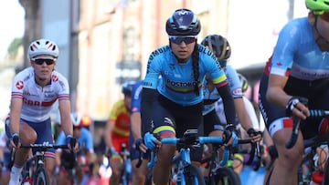 Paula Pati&ntilde;o, ciclista colombiana, en una carrera de ruta