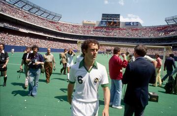 Franz Beckenbauer jugó 4 temporadas en el conjunto de la Gran Manzana. Solo el primero de ellos junto a Pelé, que se retiró en 1977. El alemán consiguió el título de la liga norteamericana en 3 de las 4 ediciones que disputó.