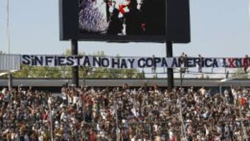 El lienzo desplegado en el sector Arica del Monumental.