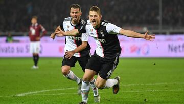 TURIN, ITALY - NOVEMBER 02:  Matthijs de Ligt (R) of Juventus celebrates aftyer scored the opening goal during the Serie A match between Torino FC and Juventus at Stadio Olimpico di Torino on November 2, 2019 in Turin, Italy.  (Photo by Valerio Pennicino/