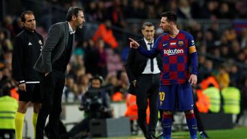 Soccer Football - La Liga Santander - FC Barcelona v RCD Mallorca - Camp Nou, Barcelona, Spain - December 7, 2019   Barcelona&#039;s Lionel Messi speaks with Mallorca coach Vicente Moreno         REUTERS/Albert Gea