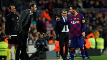 Soccer Football - La Liga Santander - FC Barcelona v RCD Mallorca - Camp Nou, Barcelona, Spain - December 7, 2019 Barcelona's Lionel Messi speaks with Mallorca coach Vicente Moreno REUTERS/Albert Gea