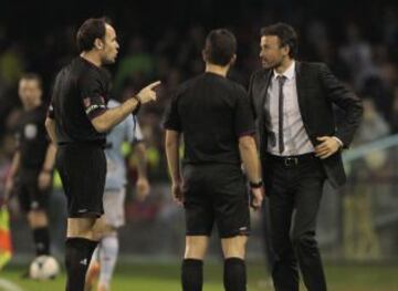 EL árbitro Mateu Lahoz y Luis Enrique.