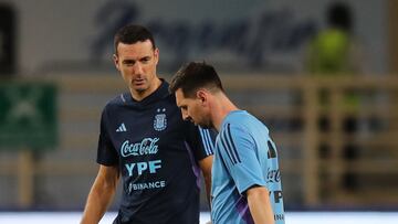 Abu Dhabi (United Arab Emirates), 14/11/2022.- Argentina's head coach Lionel Scaloni (L) and Lionel Messi (R) attend their team's training session in Abu Dhabi, United Arab Emirates, 14 November 2022. Argentina will face the UAE on 15 November 2022 in preparation for the upcoming FIFA World Cup 2022 in Qatar. (Mundial de Fútbol, Emiratos Árabes Unidos, Catar) EFE/EPA/ALI HAIDER
