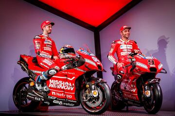 Los pilotos italianos de Ducati Andrea Dovizioso y Danilo Petrucci, posan con las nuevas motos durante la presentación del equipo Ducati MotoGP 2019 en un evento celebrado este viernes en el Philip Morris R&D Center en Neuchatel, Suiza.