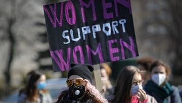 Las mujeres participan en una manifestaci&oacute;n durante el D&iacute;a Internacional de la Mujer frente a la sede del gobierno en Bucarest, Rumania, el lunes 8 de marzo de 2021, para crear conciencia sobre la violencia y los prejuicios contra las mujeres en la sociedad rumana.