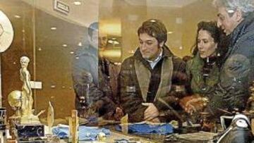 <b>UNA COLECCIÓN DE CULTO A DIEGO</b> En las fotos se ven algunos de los objetos que componen el Museo Maradona. Arriba, en grande, la camiseta con la que Diego jugó en el Nápoles y sus botas. Junto a estas líneas, una réplica de la casa en la que nació, su camiseta número 10 de Argentina con su firma y una de los muchos reconocimientos que recibió.