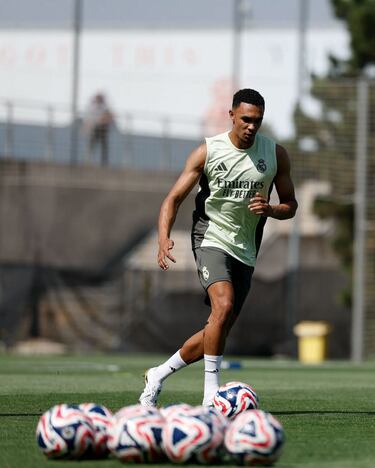 Trent Alexander-Arnold durante el entrenamiento de esta mañana. 