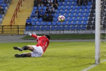 Futbol, Huachipato vs Universidad Catolica.
Campeonato de Clausura 2016/17
El jugador de Universidad Catolica, Carlos Espinosa, fuera de foto, marca su gol contra Huachipato durante el partido de primera division en el estadio Cap en Talcahuano, Chile.
07/05/2017
Dragomir Yankovic/Photosport*****

Football, Huachipato vs Universidad Catolica.
Clousure Championship 2016/17
Universidad Catolica's player Carlos Espinosa, out of picture scores his goal against Huachipato during the first division football match held at the Cap stadium in Talcahuano, Chile.
07/05/2017
Dragomir Yankovic//Photosport