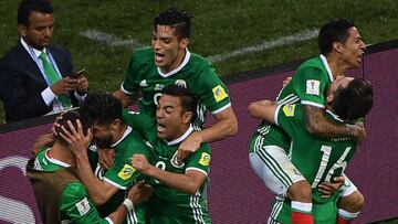 Los jugadores de M&eacute;xico celebran el gol de Peralta. 