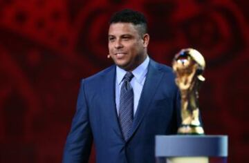 Ronaldo sonríe junto al trofeo de la Copa Mundial de la FIFA durante el sorteo de la fase previa para el mundial de Rusia 2018.