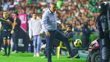 Oscar Garcia head coach of Guadalajara during the 4th round match between Leon and Guadalajara as part of the Liga BBVA MX, Torneo Clausura 2025 at Nou Camp Stadium, on January 28, 2025 in Leon, Guanajuato, Mexico.