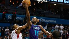 Kemba Walker se marcha de Kyle Lowry.