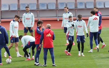Mikel Oyarzabal y Mikel Merino, al fondo, presiden el rondo con sus compañeros.