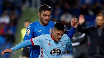 Facundo Roncaglia pelea el balón con Jorge Molina durante el partido entre el Getafe y el Celta.