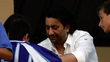 <b>ACLAMADO. </b>Abdullah bin Nasser Al-Thani firmó sus primeros autógrafos como presidente del Málaga en Almuñécar.
