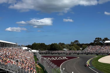 El piloto monegasco de Ferrari, Charles Leclerc, conduce junto a una grada durante el Gran Premio de Australia de Fórmula Uno en el Circuito Albert Park de Melbourne.