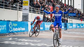 Roubaix (France), 14/04/2019.- Deceuninck Quick Step team rider Philippe Gilbert (C) of Belgium celebrates his win as he crosses the finish line of the 117th Paris Roubaix cycling race, France, 14 April 2019. Team Katusha Alpecin Nils Politt (L) finishes with second position. (Ciclismo, B&eacute;lgica, Francia) EFE/EPA/CHRISTOPHE PETIT TESSON