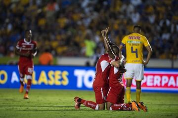 Tigres quería celebrar sus 30 juegos consecutivos sin caer en El Volcán, toda una racha para presumir. Sin embargo, no contaban con que el mismísimo diablo del Toluca se les apareciera para hacerles la travesura. La expulsión temprana de Guido Pizarro le abrió la puerta a los mexiquenses para imponerse 2-1.