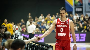 Hezonja se sienta en el banquillo durante el partido de Ventanas FIBA entre Bosnia y Croacia.