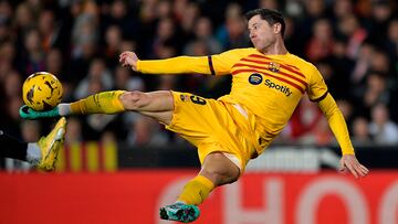 Soccer Football - LaLiga - Valencia v FC Barcelona - Mestalla, Valencia, Spain - December 16, 2023 FC Barcelona's Robert Lewandowski in action REUTERS/Pablo Morano