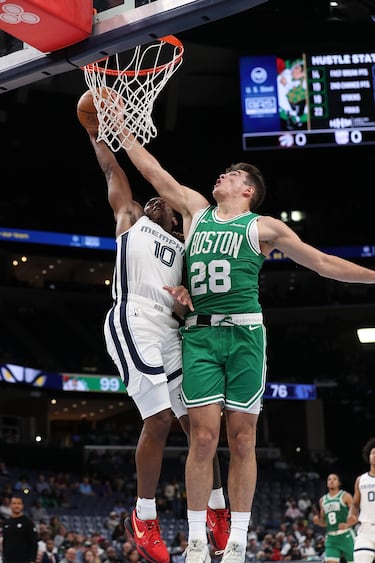 Javon Small de los Memphis Grizzlies maneja el balón contra Hugo González de los Boston Celtics durante la segunda mitad de un partido de pretemporada en el FedExForum el 8 de octubre de 2025 en Memphis, Tennessee.